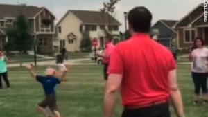 Marco Rubio golpeó a un niño con un balón de fútbol (Video)