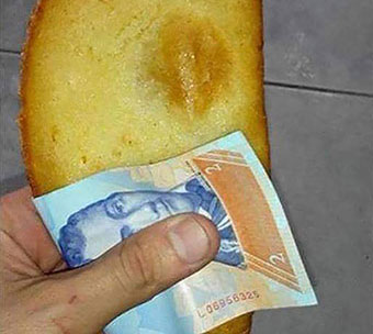 La moneda de Venezuela vale menos que una servilleta