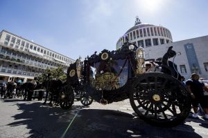 Pétalos de rosa y música de El Padrino, el ostentoso funeral de un mafioso en Roma (Fotos)