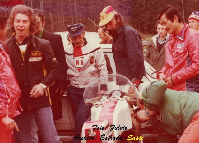 JOHNNY CECOTTO, ANDREA IPPOLITO Y FERRUCIO DALLE FUSINE JUNTO A LOS TÉCNICOS JAPONESES