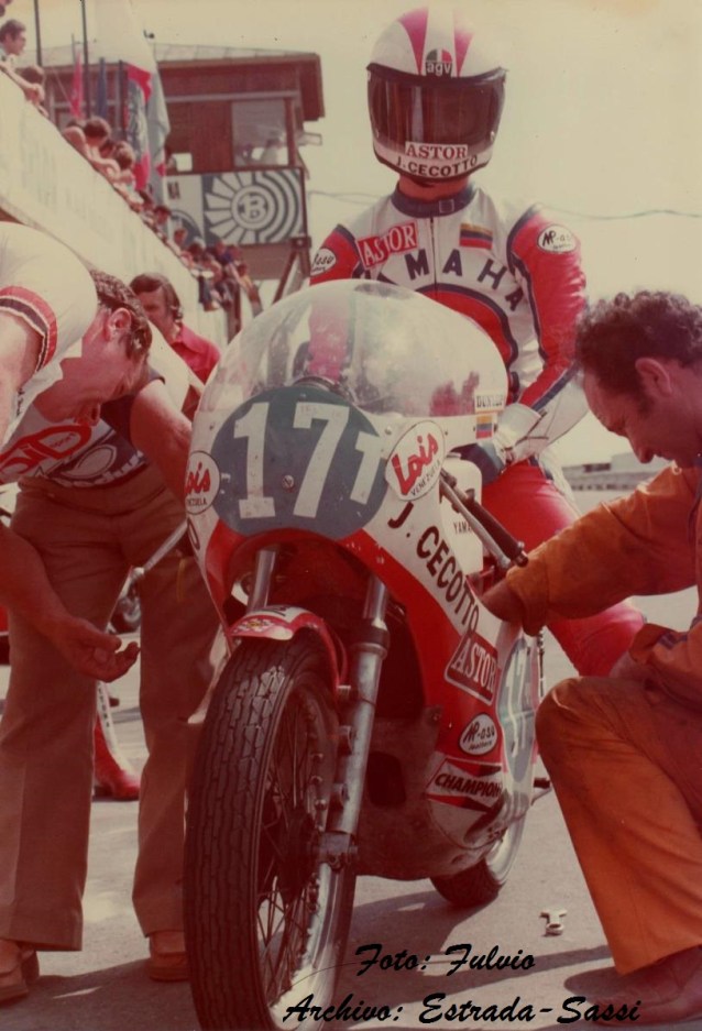 JOHNNY CECOTTO EN BRNO 1975 JUNTO A ANGELO FRONTIERRI