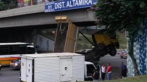 Camión atascado en el distribuidor Altamira (Fotos)