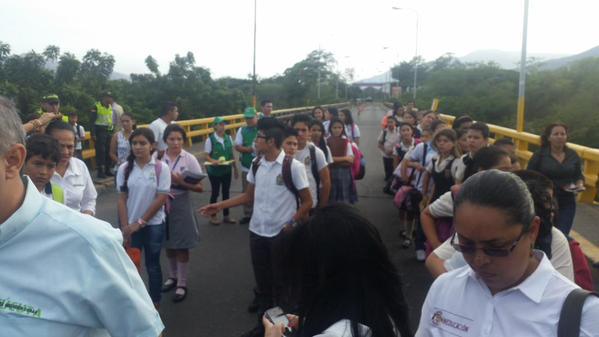 Gobierno abre frontera con Colombia para que niños vayan al colegio