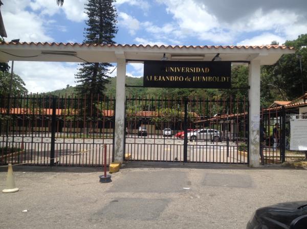 Hombres armados ejecutan robo masivo en la Universidad Alejandro de Humboldt