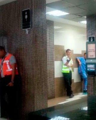 Los baños del aeropuerto Santiago Mariño eran vigilados para su uso debido a la falta de agua. / Foto: CORTESÍA.