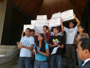 Movimiento Estudiantil acudió a la Embajada de Colombia para expresar solidaridad