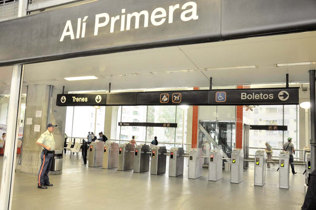 Extienden horario de metro hasta las 12:30 am