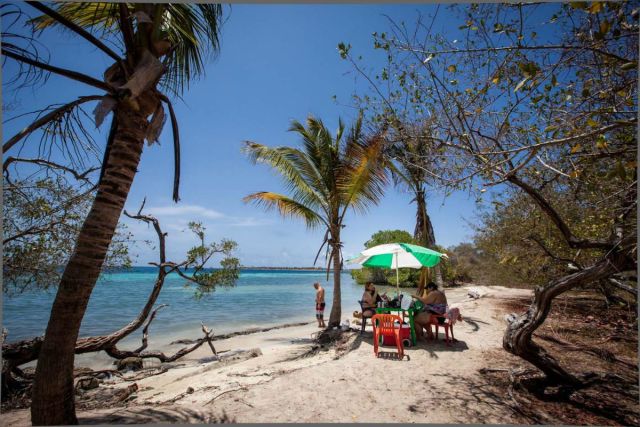 SERIE GRÁFICA 3 DE 10 CAR03. TUCACAS (VENEZUELA), 17/08/2014.- Turistas disfrutan de la playa del cayo Pescadores hoy, domingo 17 de agosto del 2014, en el Parque Nacional Morrocoy, ubicado en el estado Falcón (Venezuela). EFE/ MIGUEL GUTIÉRREZ