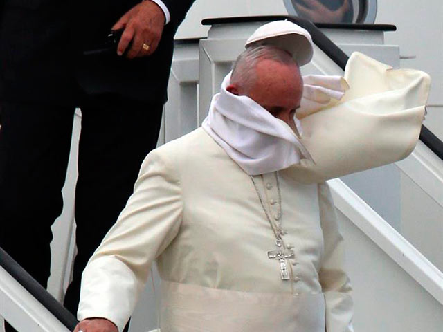 Al Papa se le cae el solideo en su llegada a Cuba ¿Mal Augurio? (Video)