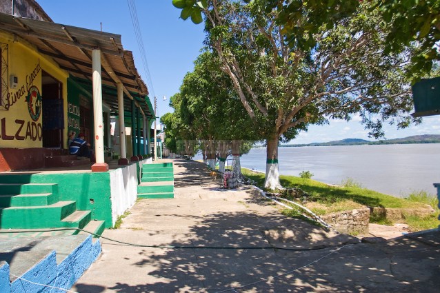 Pueblo de Casuarito, frente a Puerto Ayacucho, ambos con un gran comercio bilateral. Colombia 2012. (Jorge Luis Santos/Orinoquiaphoto)