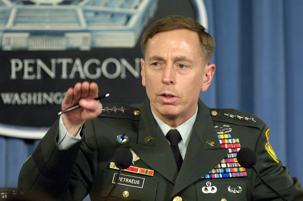 Ex director de la CIA pide disculpas por exponer información y critica a Obama