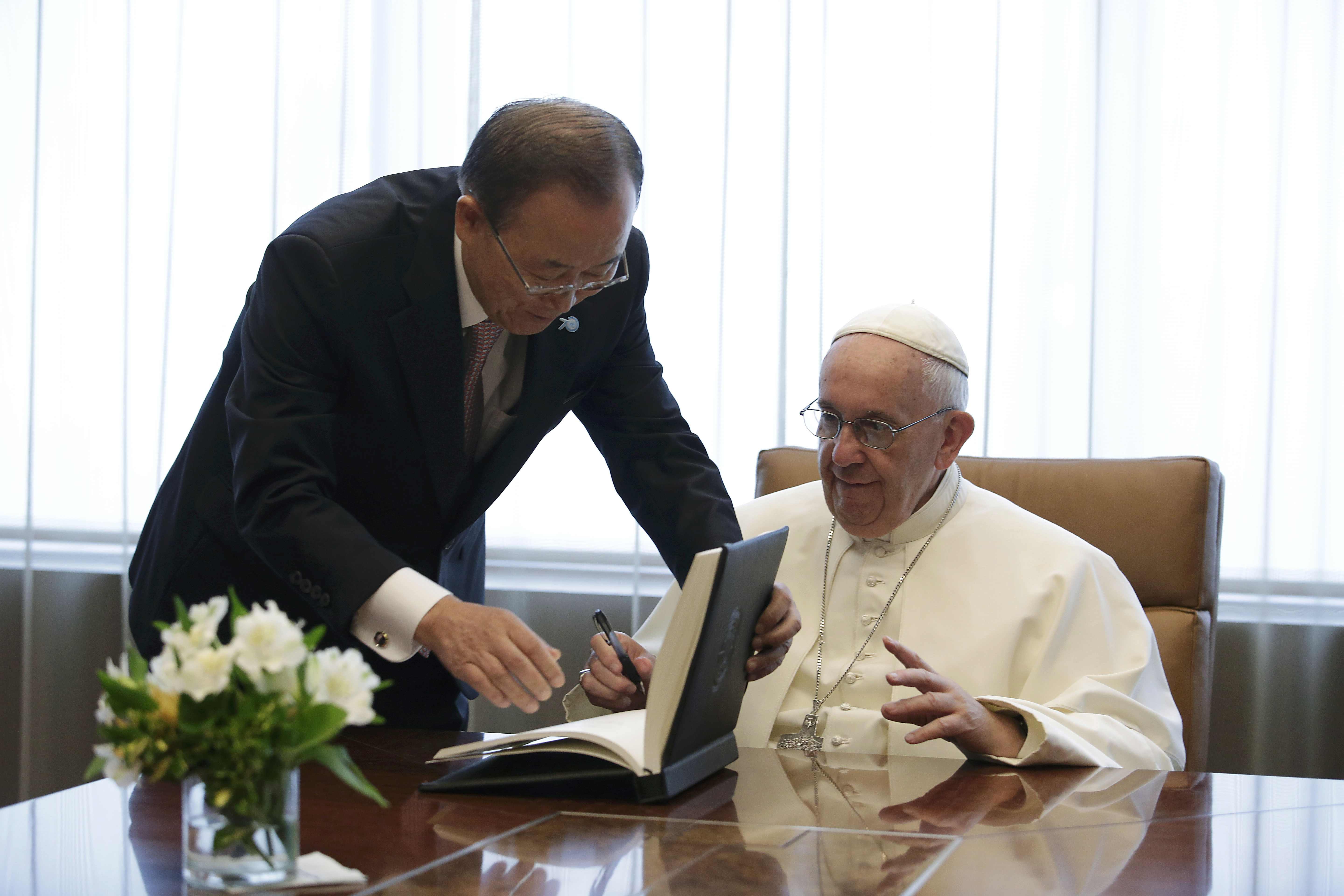 El Papa firmó el libro de visitantes de la ONU (Fotos)