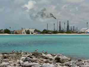 Aruba reactivó su principal refinería con ayuda de Venezuela