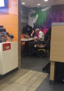 Este empleado de McDonald’s fue premiado por ayudar a un hombre discapacitado (Foto)
