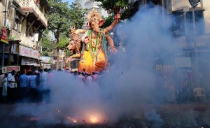 Devotos hindúes celebran al dios Ganesha (Fotos)