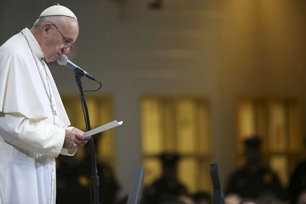 “Dios llora”, dice el papa Francisco tras reunirse con víctimas de pedofilia