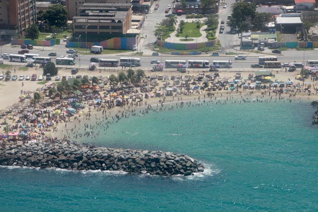 Asesinan a un hombre frente a su hijo en las duchas de una playa en Vargas