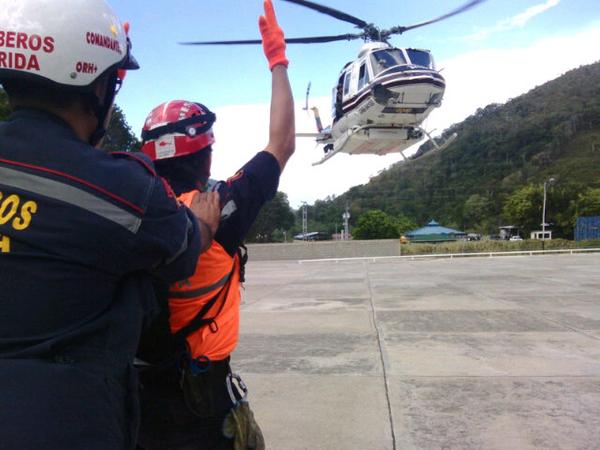 Realizan maniobras de sobrevuelo para aplacar incendio forestal en Mérida (Fotos)