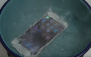¿Sobrevivirá? Esto es lo que ocurre si sumerges un iPhone 6S en agua hirviendo (VIDEO)