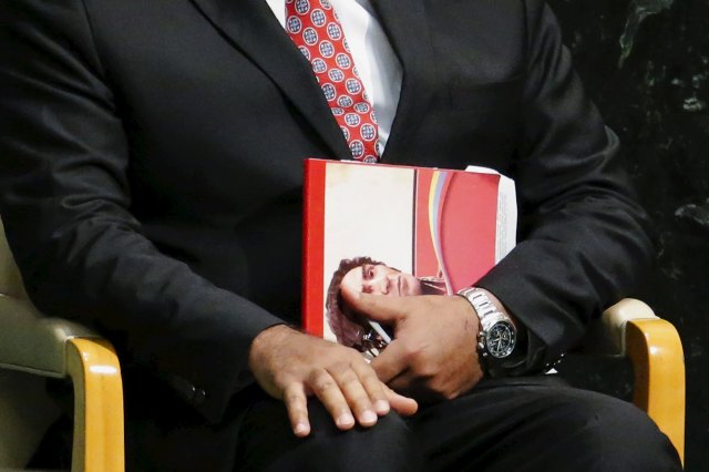 Venezuela's President Nicolas Maduro holds a notebook with the face of Simon Bolivar, Venezuelan military and political leader, while waiting to speak before attendees during the 70th session of the United Nations General Assembly at the U.N. Headquarters in New York, September 29, 2015.   REUTERS/Eduardo Munoz