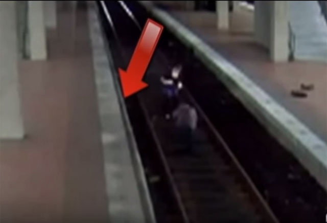 Detenida una mujer por practicar yoga en los rieles del metro (Video)