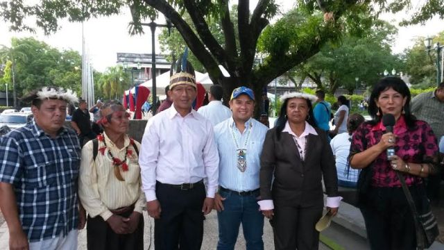 Olnar Ortíz .Coordinador FPAmazonas ( centro) con representantes indígenas en Amazonas