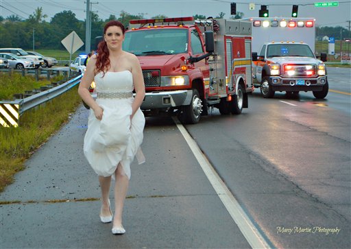 Paramédica en vestido de novia asiste accidentados