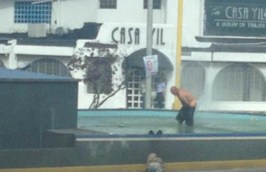 No le paró y se bañó desnudo en la fuente del Obelisco en San Cristóbal (Fotos)
