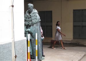 La estatua de un dictador de cara a una pared, en una suerte de penitencia eterna (foto)