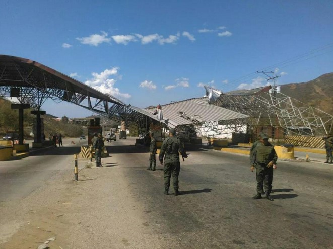 Estructura del peaje de San Antonio del Táchira colapsó (Fotos)