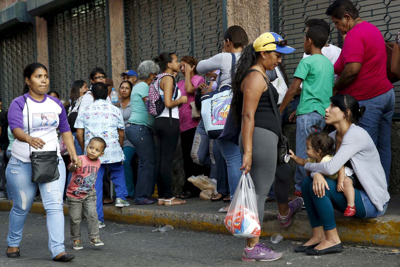 La felicidad del venezolano se resume en una lata de mantequilla o en un paquete de harina de maíz