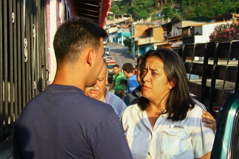 Gaby Arellano: A Maduro solo le queda amenazar y dar regalos a 40 días de las elecciones