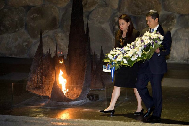 l presidente de Honduras, Juan Orlando Hernández (dcha), y su esposa Ana García depositan una corona de flores en la Sala del Recuerdo del Museo Conmemorativo del Holocausto Yad Vashem en Jerusalén (Israel) hoy, 29 de octubre de 2015, en el ámbito de la visita del mandatario latinoamericano al país. EFE/Abir Sultan