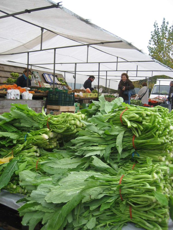 Manojos de grelos (planta típica gallega) en un mercado de Galicia