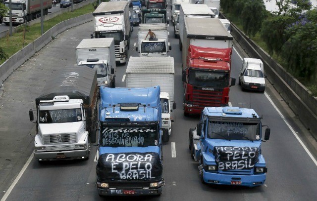 Camioneros brasileños bloquearon rutas para exigir salida de Rousseff (Fotos)