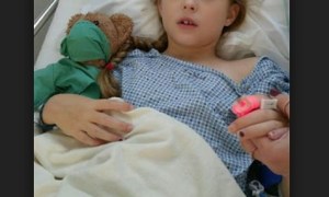 A niña de ocho años le diagnosticaron cáncer de mama