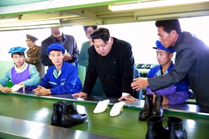 Kim Jong-un orgulloso de los zapatos de cuero sintético fabricados en su país (fotos)