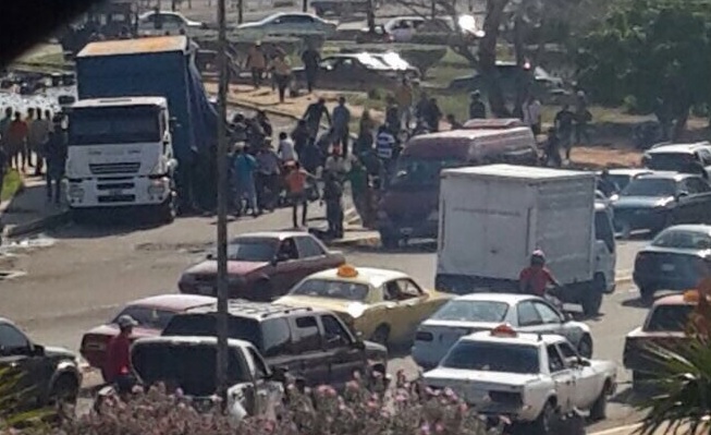 El vergonzoso saqueo de un camión en Maracaibo (fotos)