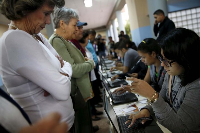 People register to cast their vote at a polling station during a legislative election, in Caracas December 6, 2015.    REUTERS/Carlos Garcia Rawlins