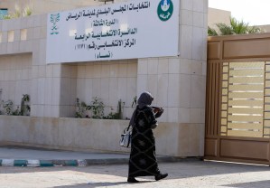 Un hombre saudí dispara al médico que asistió a su mujer en el parto por haberla visto desnuda