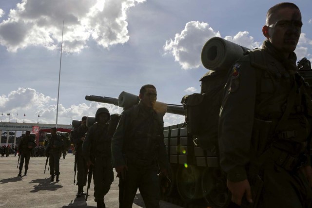 Venezuelan soldiers take part in a military parade in Caracas, December 12, 2015. REUTERS/Marco Bello     FOR EDITORIAL USE ONLY. NO RESALES. NO ARCHIVE.