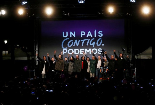  El candidato a la Presidencia del Gobierno por Podemos, Pablo Iglesias (c), junto a otros dirigentes de esta formación celebran los resultados en las elecciones generales, en la plaza del Centro de Arte Reina Sofía, en Madrid. EFE/Juanjo Martin