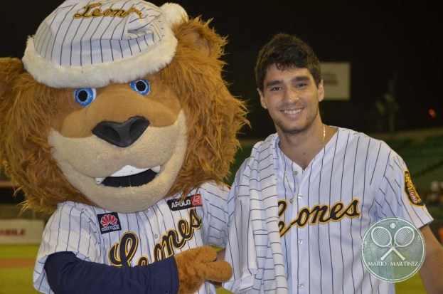 David Souto con mascota de Leones del Caracas