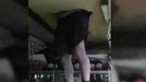 Quiso robar una licorería y quedó atrapado en el techo (video)
