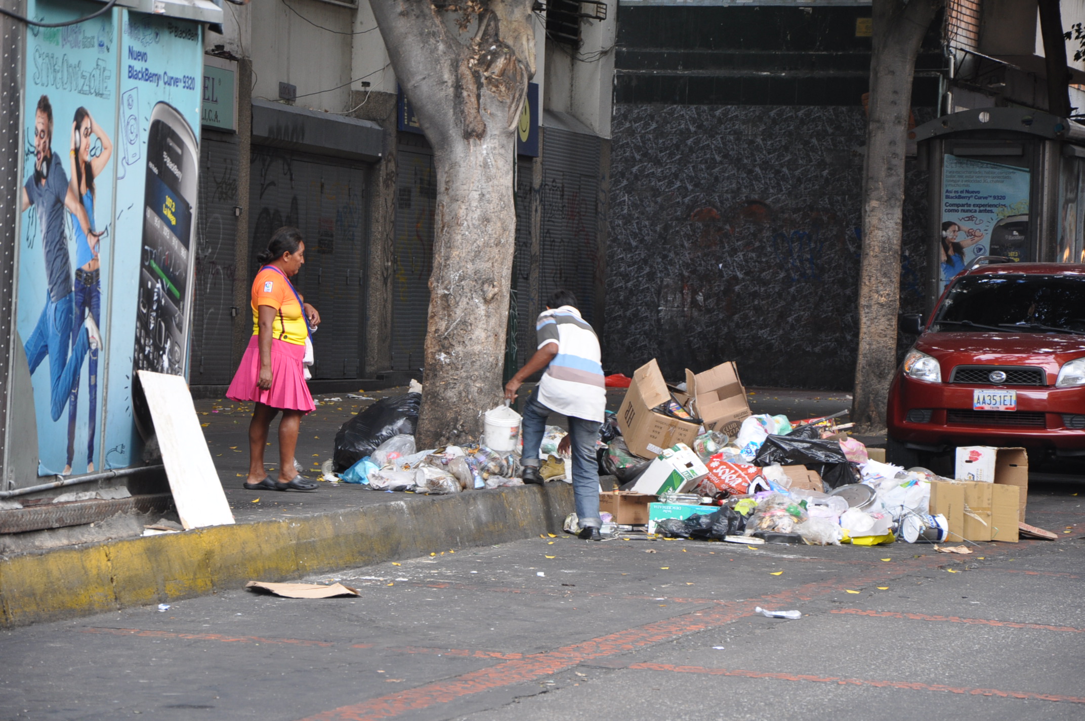 FOTOS: Revisando la basura a ver qué hay… en pleno centro de Caracas