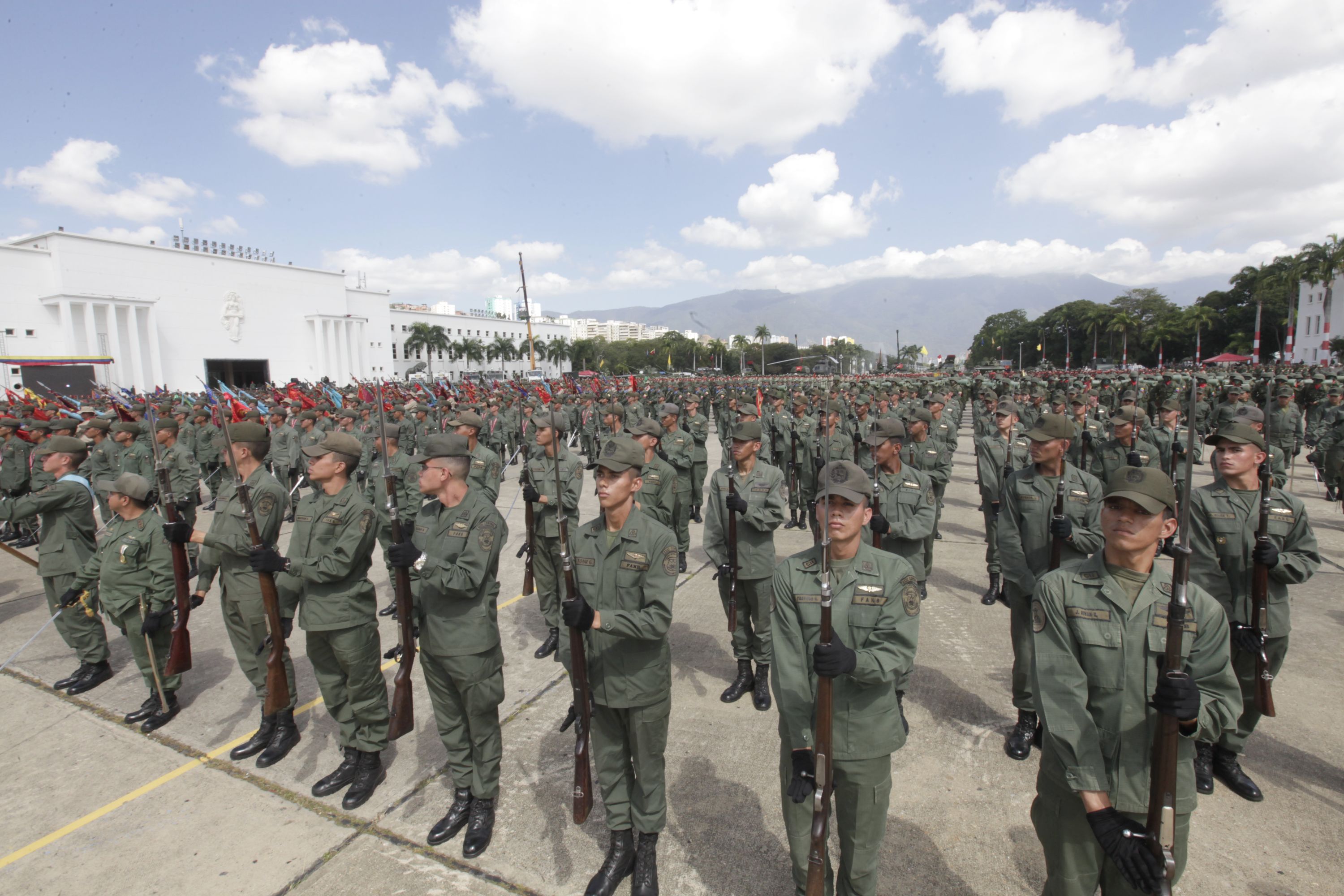 Más de 60 uniformados se apegaron a la Constitución y pasaron a territorio colombiano en apoyo a la ayuda humanitaria