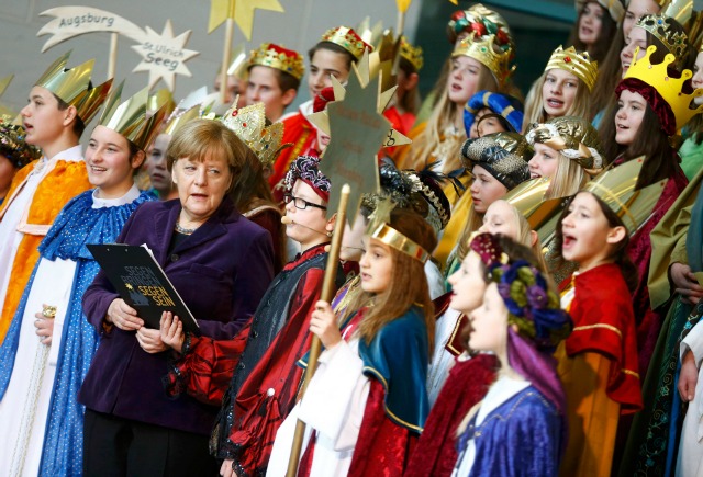 La canciller alemana Angela Merkel asiste a una recepción para Sternsinger (cantantes de villancicos) en la Cancillería en Berlín, Alemania, 5 de enero de 2016. Merkel recibe anualmente los niños que participan en el proyecto Sternsinger, recolectando dinero para programas de caridad que ayudan a los niños necesitados de todo el mundo. REUTERS / Hannibal Hanschke