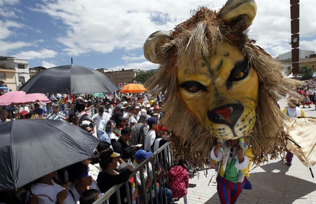 Murgas y comparsas desfilan durante el Carnaval de Negros y Blancos en la ciudad de Pasto (Colombia) hoy, lunes 4 de enero de 2016, durante el desfile de la "Familia Castañeda" con el que se recuerdan las costumbres y tradiciones que marcaron la historia de la ciudad. EFE/MAURICIO DUEÑAS CASTAÑEDA