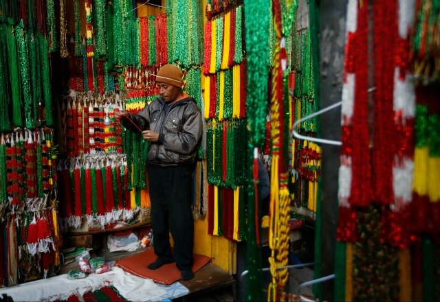 Un vendedor que vende collares de cuentas de vidrio trabaja en su puesto a lo largo de las calles de Katmandú, Nepal 5 de enero de 2016. REUTERS / Navesh Chitrakar