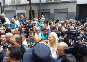¡De punta en blanco! La esposa de Henry Ramos Allup deslumbró en el centro de Caracas
